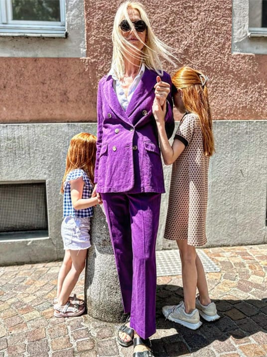 Blonde Frau in lilanem Anzug